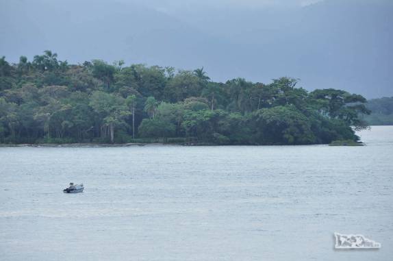 Atravessando, de balsa, a bela Baía de Guaratuba, no litoral do Paraná